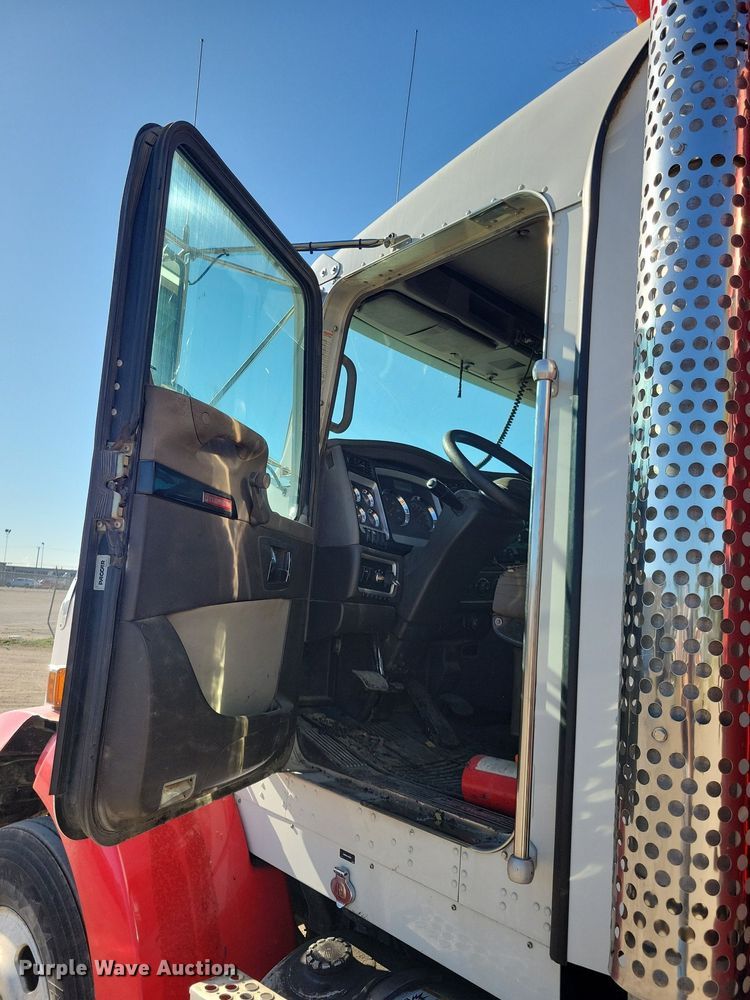 image for item LO9822 2012 Kenworth T800  dump truck