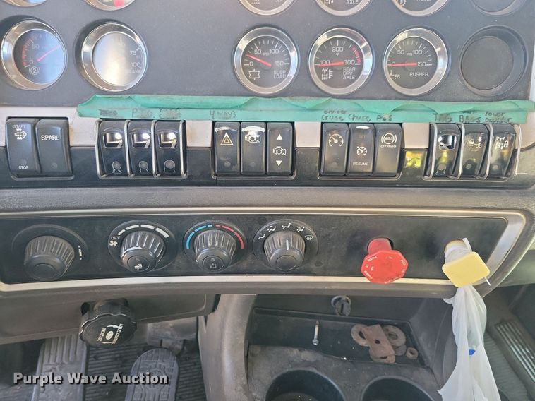 image for item LO9822 2012 Kenworth T800  dump truck