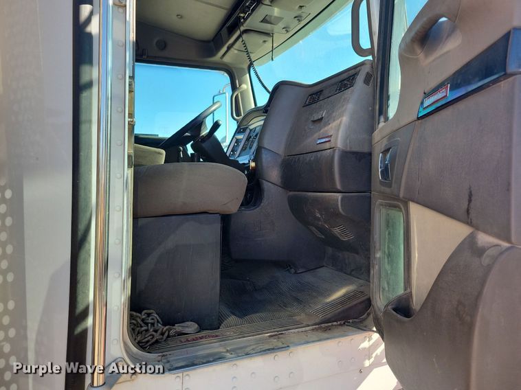 image for item LO9822 2012 Kenworth T800  dump truck