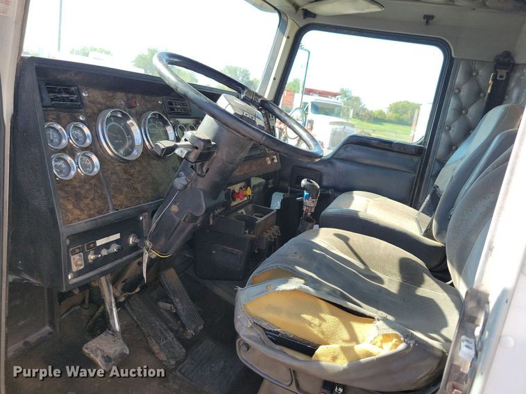 image for item LO9824 1997 Kenworth T800  dump truck