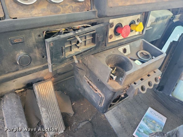 image for item LO9824 1997 Kenworth T800  dump truck