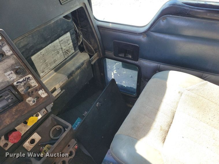 image for item LO9824 1997 Kenworth T800  dump truck