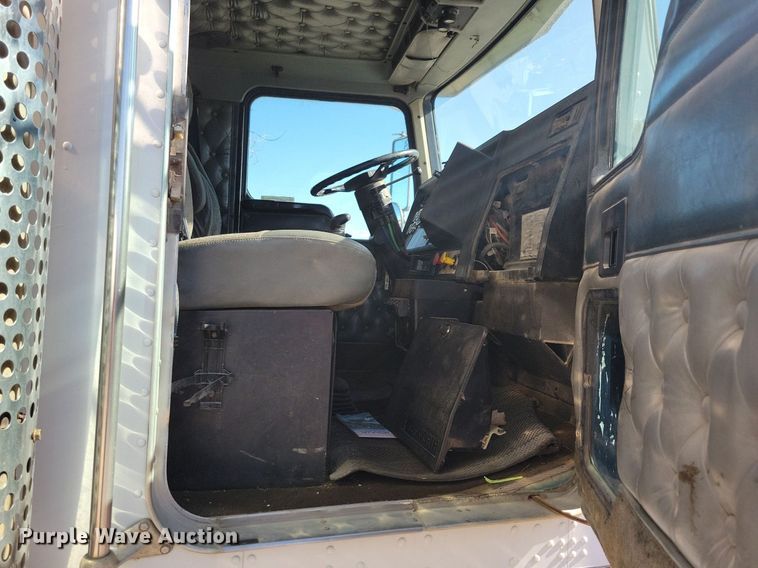 image for item LO9824 1997 Kenworth T800  dump truck