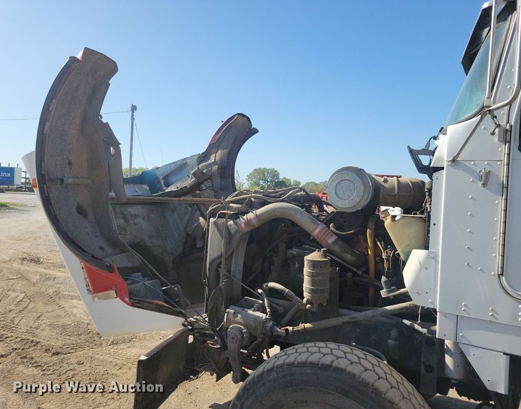 image for item LO9824 1997 Kenworth T800  dump truck