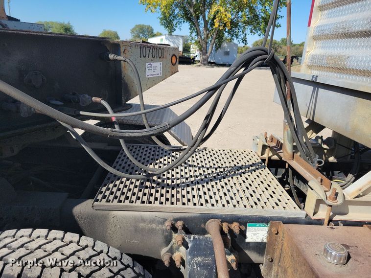 image for item LO9826 1999 Freightliner FL112  semi truck