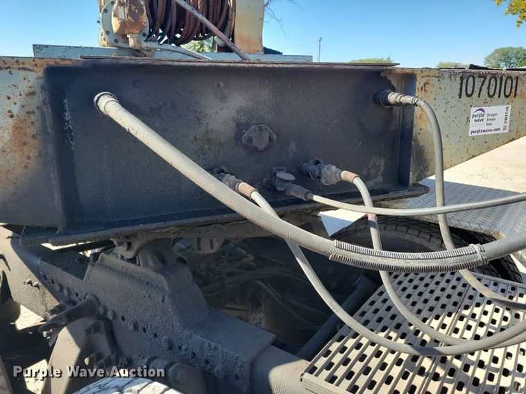 image for item LO9826 1999 Freightliner FL112  semi truck