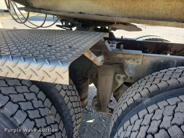 image for item LO9826 1999 Freightliner FL112  semi truck