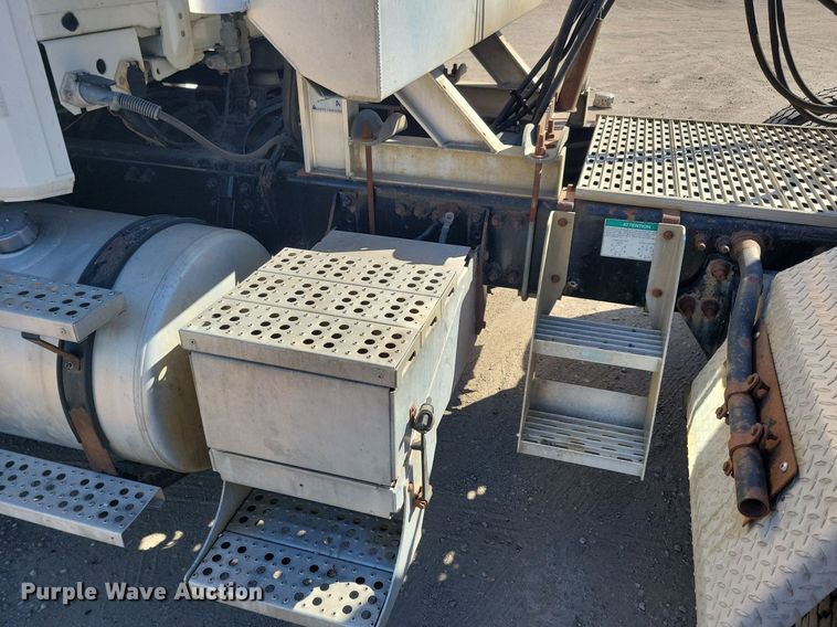 image for item LO9826 1999 Freightliner FL112  semi truck