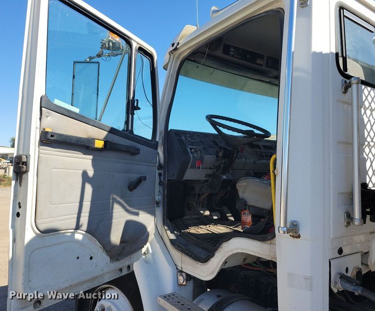 image for item LO9826 1999 Freightliner FL112  semi truck