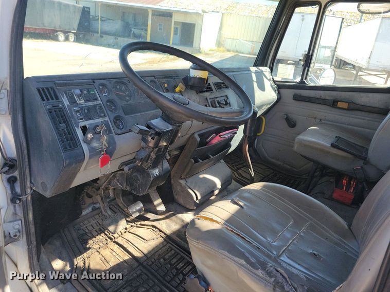 image for item LO9826 1999 Freightliner FL112  semi truck