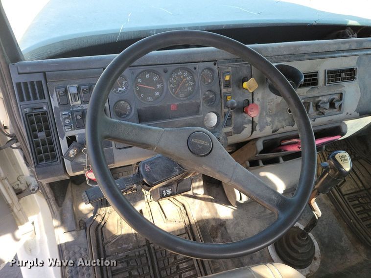 image for item LO9826 1999 Freightliner FL112  semi truck