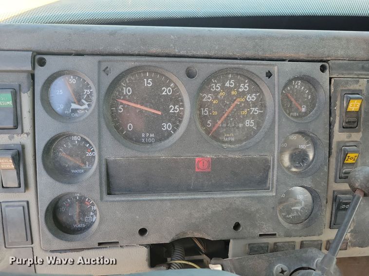 image for item LO9826 1999 Freightliner FL112  semi truck