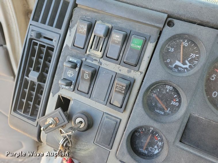 image for item LO9826 1999 Freightliner FL112  semi truck