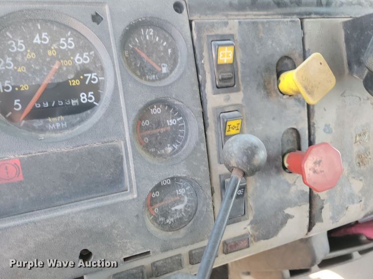 image for item LO9826 1999 Freightliner FL112  semi truck