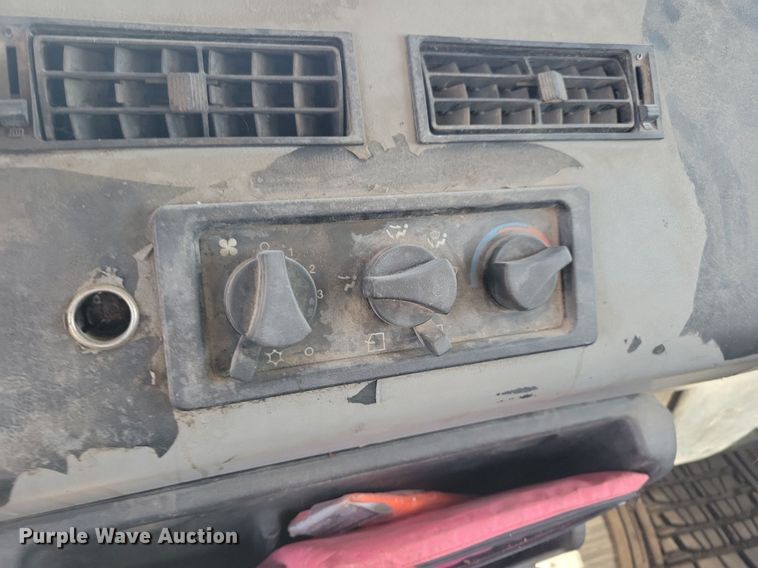 image for item LO9826 1999 Freightliner FL112  semi truck