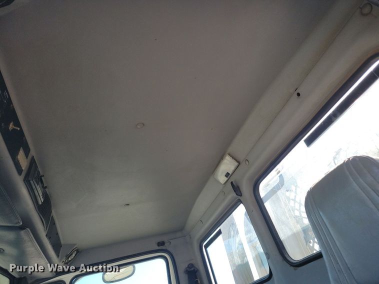 image for item LO9826 1999 Freightliner FL112  semi truck