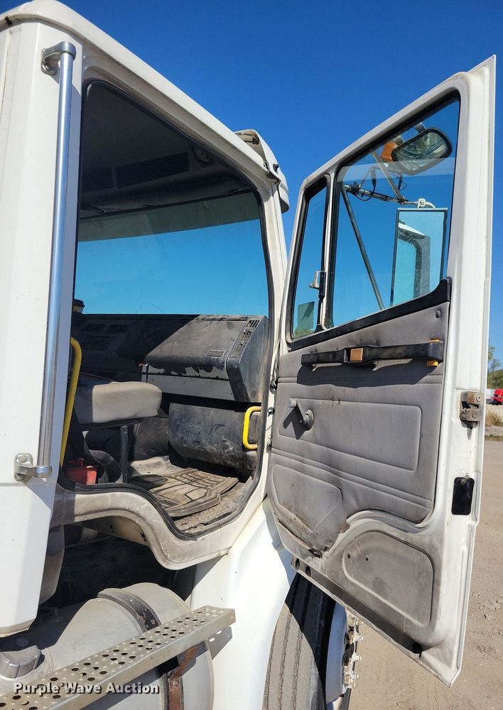 image for item LO9826 1999 Freightliner FL112  semi truck