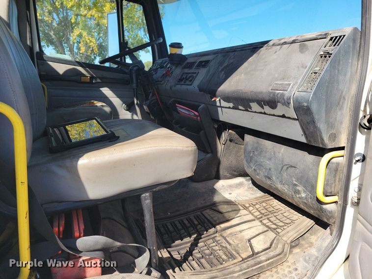 image for item LO9826 1999 Freightliner FL112  semi truck