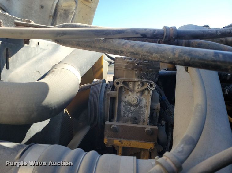 image for item LO9826 1999 Freightliner FL112  semi truck