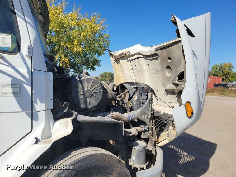 image for item LO9826 1999 Freightliner FL112  semi truck