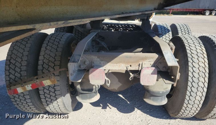 image for item LO9826 1999 Freightliner FL112  semi truck