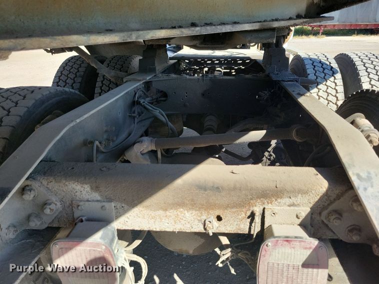 image for item LO9826 1999 Freightliner FL112  semi truck