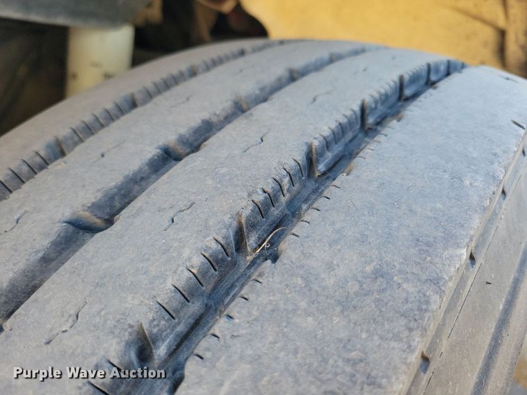 image for item LO9826 1999 Freightliner FL112  semi truck