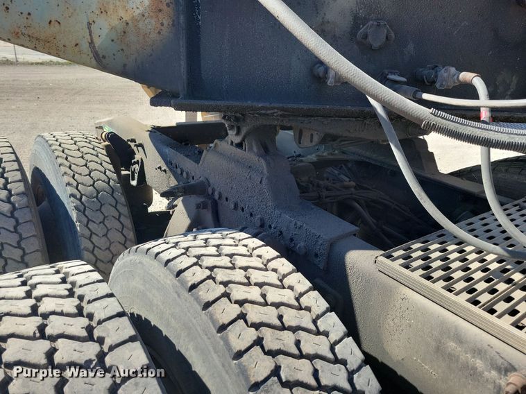 image for item LO9826 1999 Freightliner FL112  semi truck