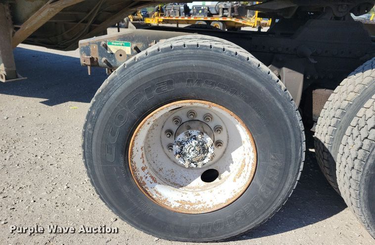 image for item LO9826 1999 Freightliner FL112  semi truck