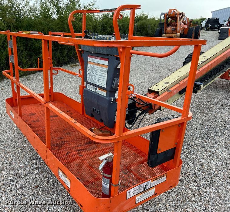 image for item LU9795 2013 JLG 400S  boom lift