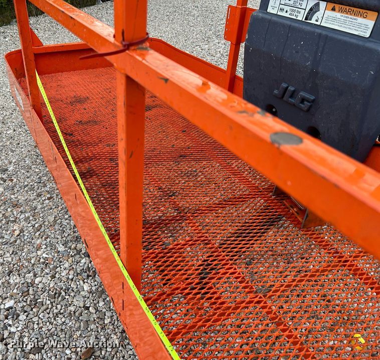 image for item LU9795 2013 JLG 400S  boom lift