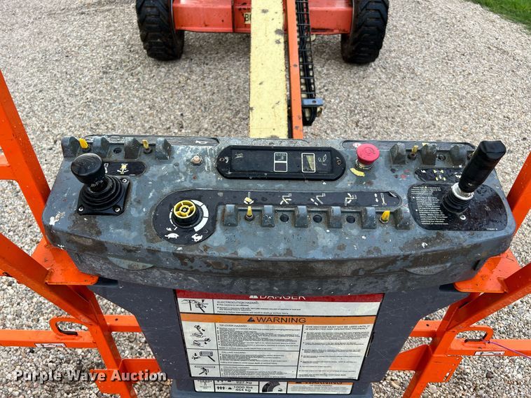 image for item LU9795 2013 JLG 400S  boom lift