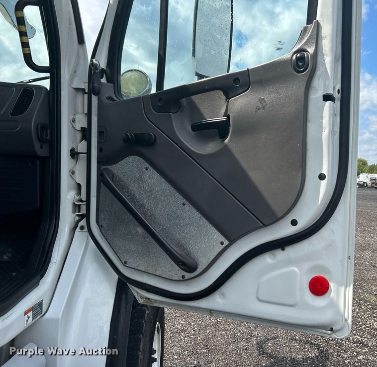 image for item LV9094 2012 Freightliner M2 Business Class  digger derrick truck