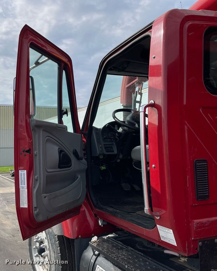 image for item LV9940 2005 International 7400  sewer jetter truck