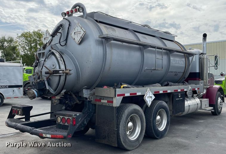image for item LV9941 2001 Peterbilt 378  vacuum truck
