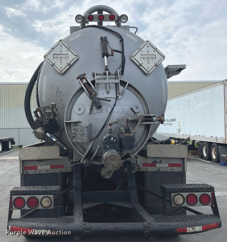 image for item LV9941 2001 Peterbilt 378  vacuum truck