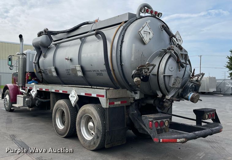 image for item LV9941 2001 Peterbilt 378  vacuum truck