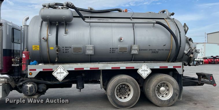 image for item LV9941 2001 Peterbilt 378  vacuum truck