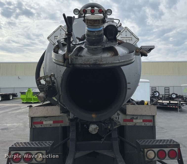 image for item LV9941 2001 Peterbilt 378  vacuum truck