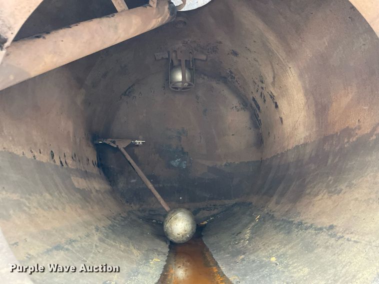 image for item LV9941 2001 Peterbilt 378  vacuum truck