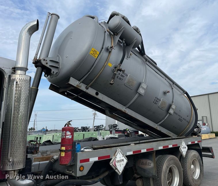 image for item LV9941 2001 Peterbilt 378  vacuum truck