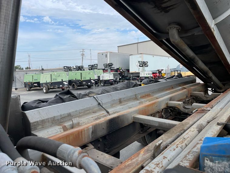 image for item LV9941 2001 Peterbilt 378  vacuum truck