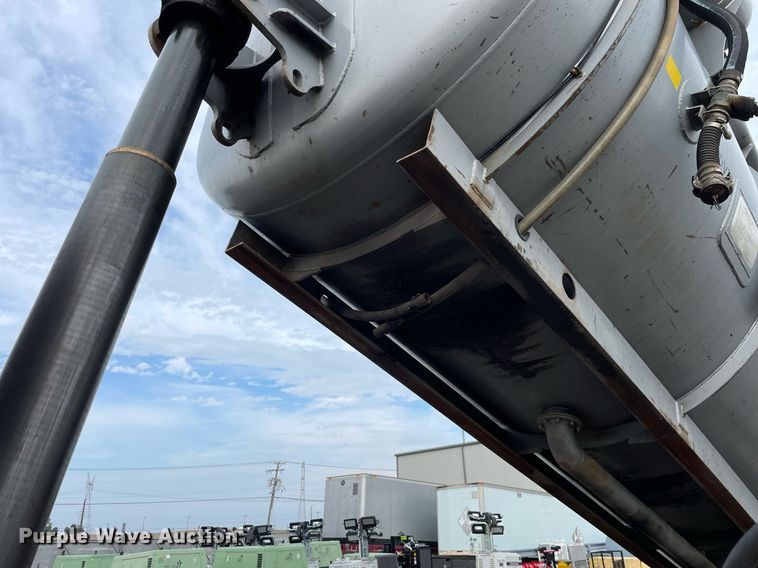 image for item LV9941 2001 Peterbilt 378  vacuum truck