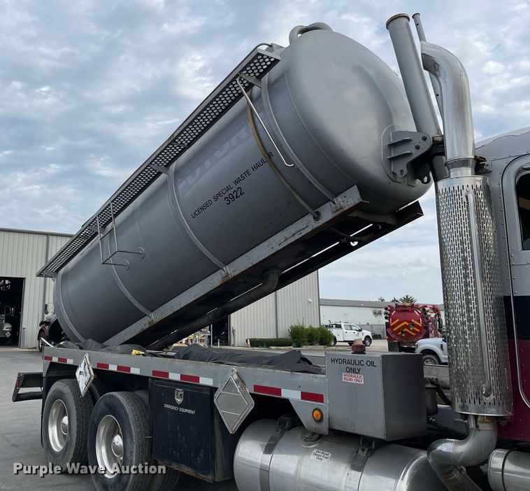 image for item LV9941 2001 Peterbilt 378  vacuum truck