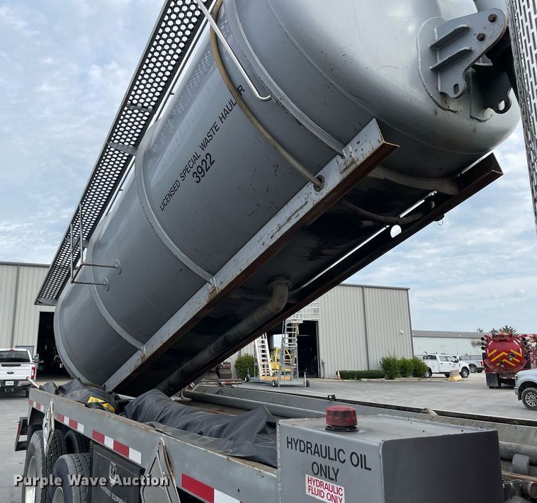 image for item LV9941 2001 Peterbilt 378  vacuum truck