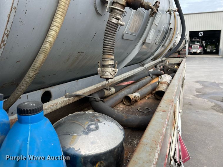 image for item LV9941 2001 Peterbilt 378  vacuum truck