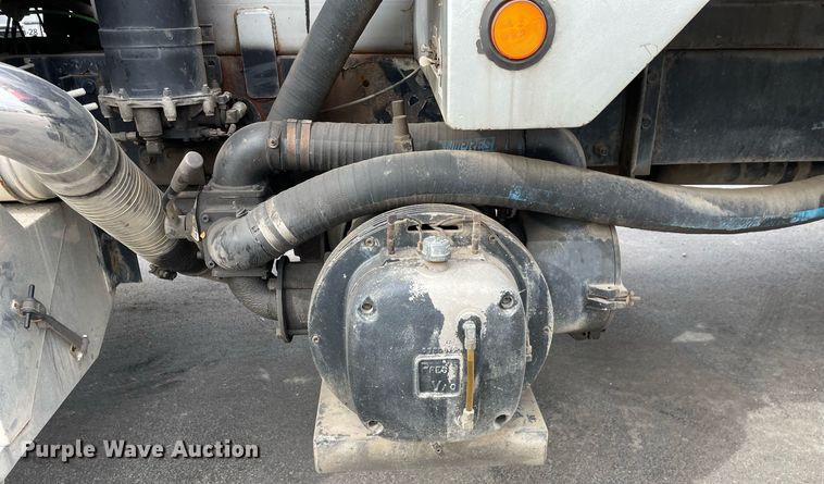 image for item LV9941 2001 Peterbilt 378  vacuum truck