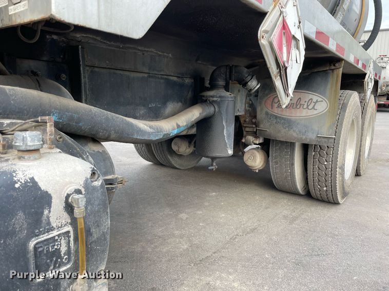 image for item LV9941 2001 Peterbilt 378  vacuum truck