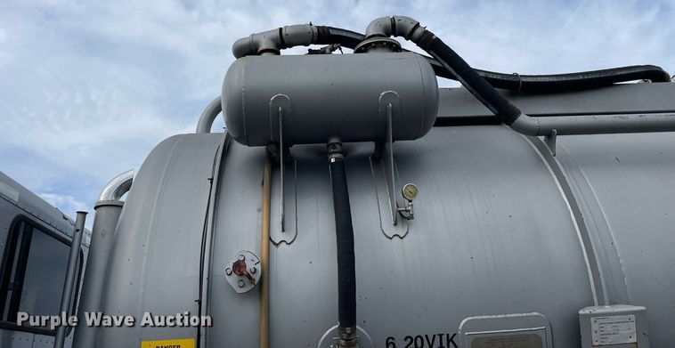 image for item LV9941 2001 Peterbilt 378  vacuum truck