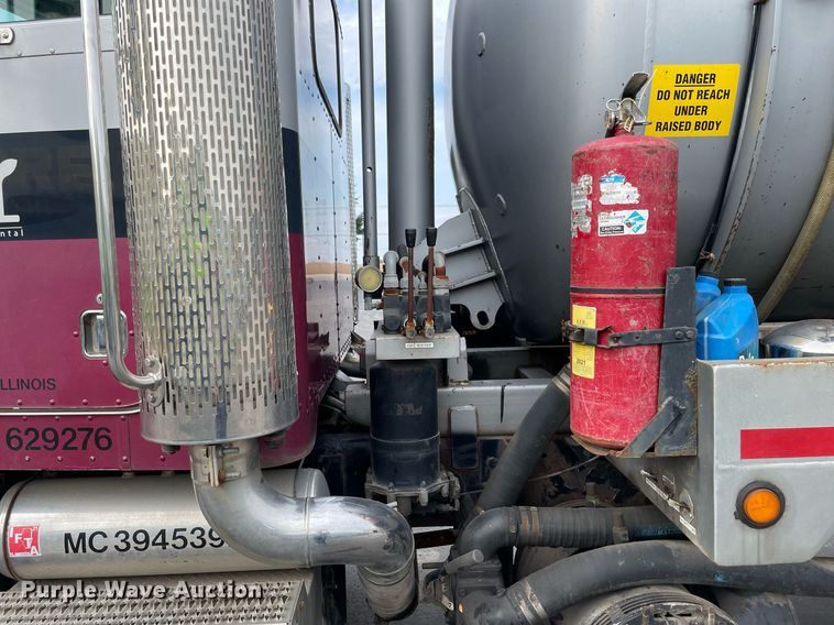 image for item LV9941 2001 Peterbilt 378  vacuum truck